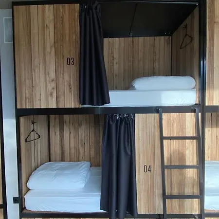 אכסניה Surf House *